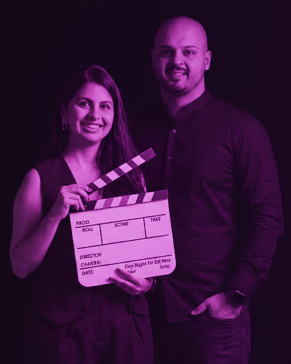 Suellen e Otto, cofundadores da smstorymaker, segurando uma claquete